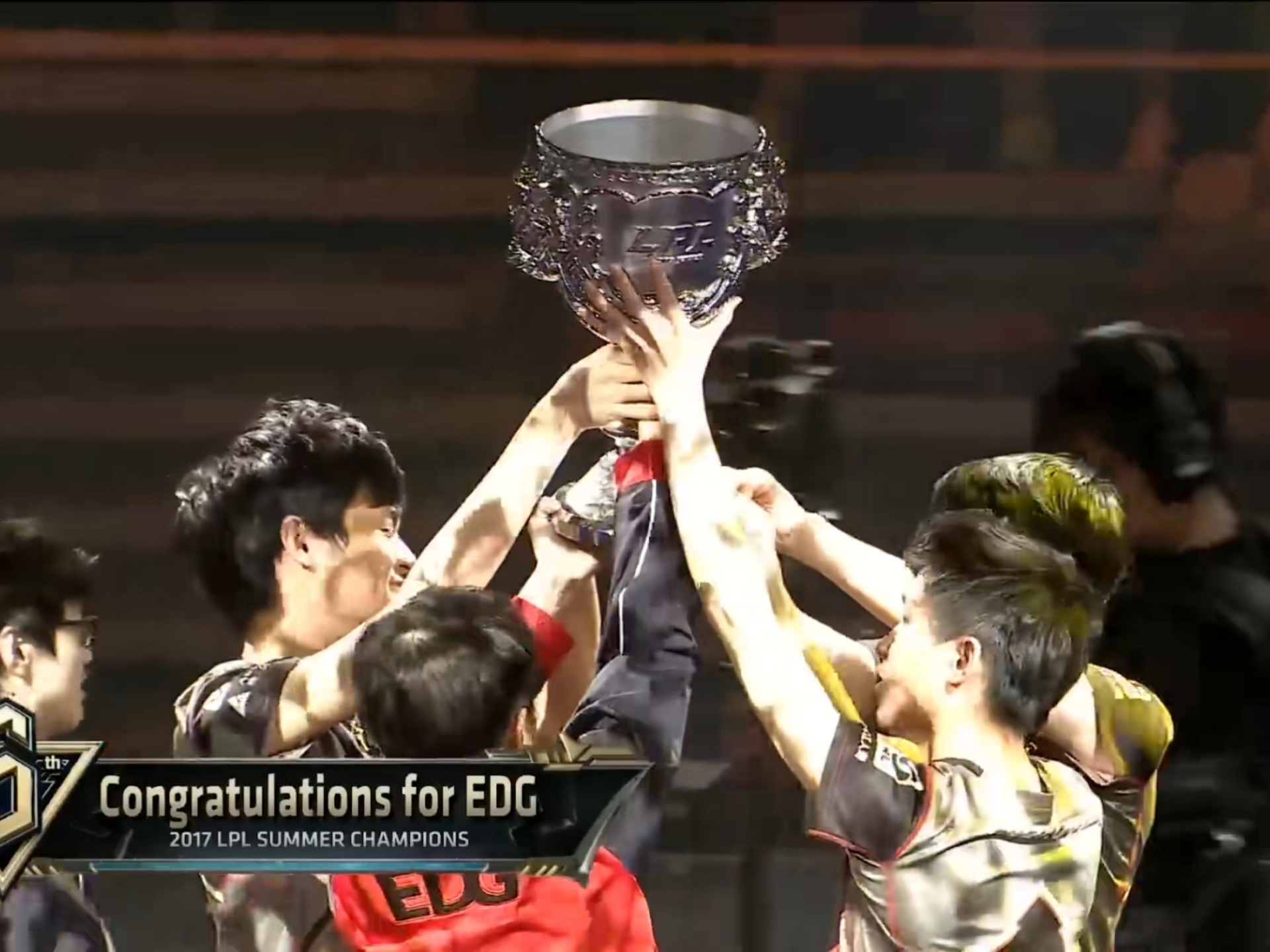 EDG血洗IG，Deft团战一打五焦点之战八强赛，锁定晋级资格的简单介绍